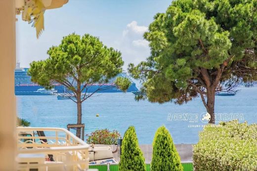 Apartment / Etagenwohnung in Cannes, Alpes-Maritimes