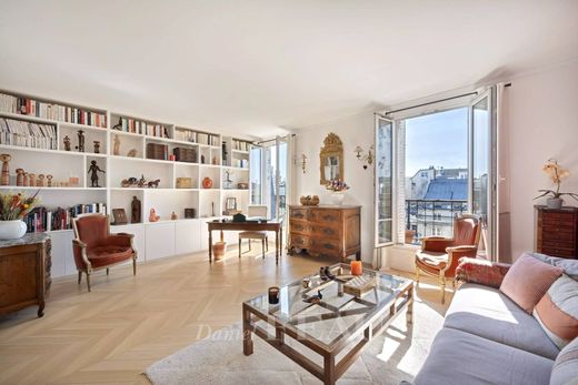 Apartment in Tour Eiffel, Invalides – Ecole Militaire, Saint-Thomas d’Aquin, Paris