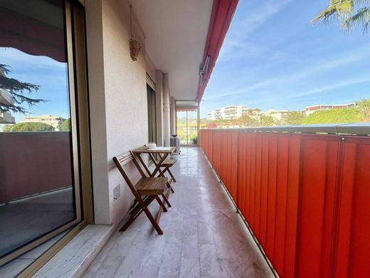 Apartment / Etagenwohnung in Saint-Laurent-du-Var, Alpes-Maritimes