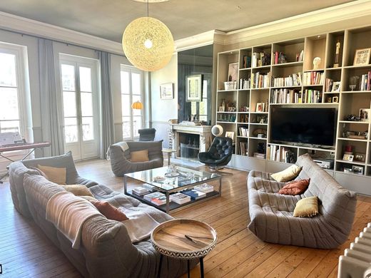 Apartment / Etagenwohnung in Bordeaux, Gironde