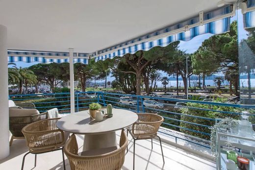 Apartment / Etagenwohnung in Cannes, Alpes-Maritimes