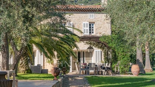 Grasse, Alpes-Maritimesの高級住宅