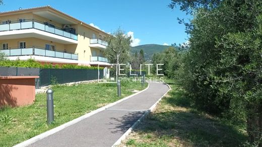 Apartment / Etagenwohnung in Grasse, Alpes-Maritimes