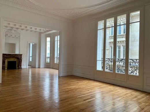 Apartment / Etagenwohnung in Tour Eiffel, Invalides – Ecole Militaire, Saint-Thomas d’Aquin, Paris