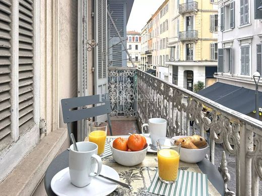 Apartment / Etagenwohnung in Cannes, Alpes-Maritimes