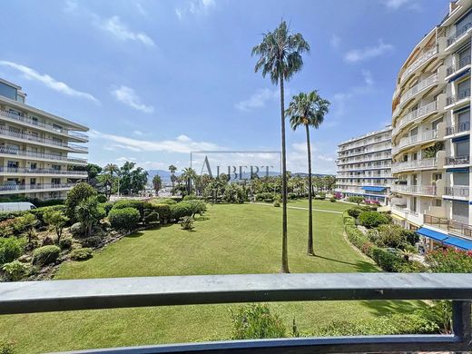 Apartment / Etagenwohnung in Cannes, Alpes-Maritimes