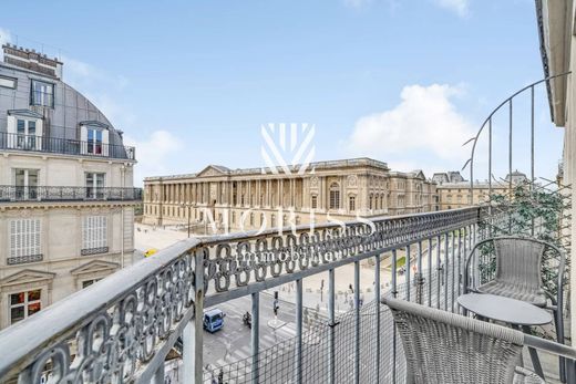 Apartment in Chatelet les Halles, Louvre-Tuileries, Palais Royal, Paris