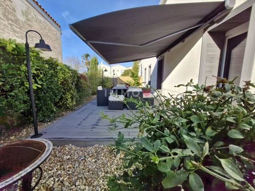 Casa di lusso a Aigrefeuille-d'Aunis, Charente-Maritime