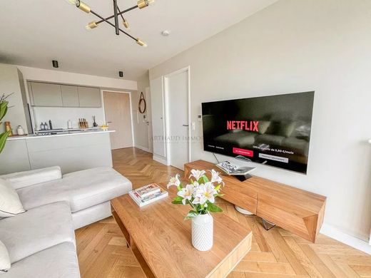 Apartment / Etagenwohnung in Courbevoie, Hauts-de-Seine