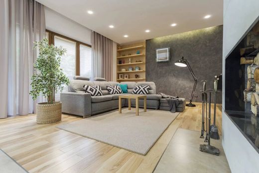 Apartment / Etagenwohnung in Grimaud, Var