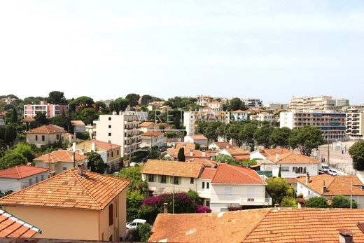 Apartment / Etagenwohnung in Antibes, Alpes-Maritimes