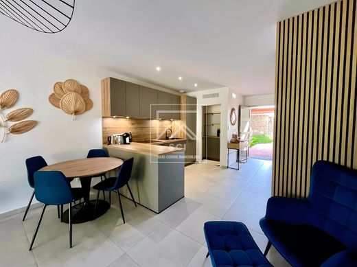 Apartment / Etagenwohnung in Lecci, Südkorsika
