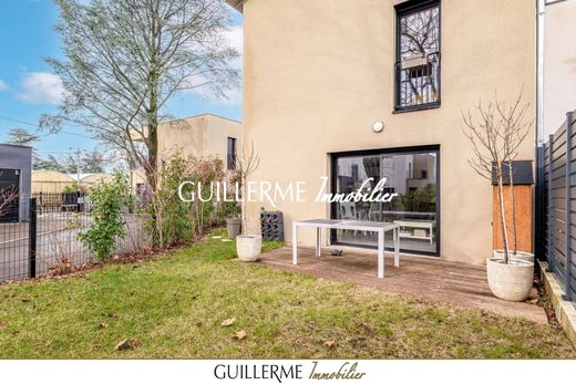 Luxus-Haus in Écully, Rhône