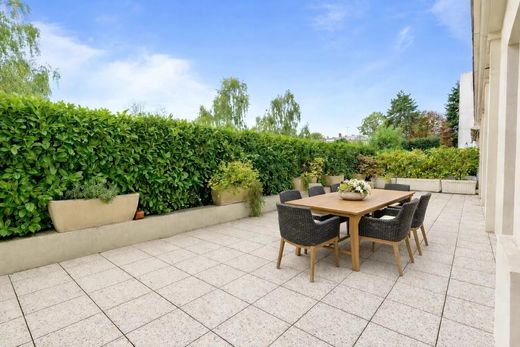 Apartment / Etagenwohnung in Garches, Hauts-de-Seine