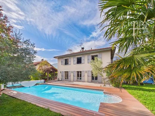 ‏בתי יוקרה ב  Crolles, Isère