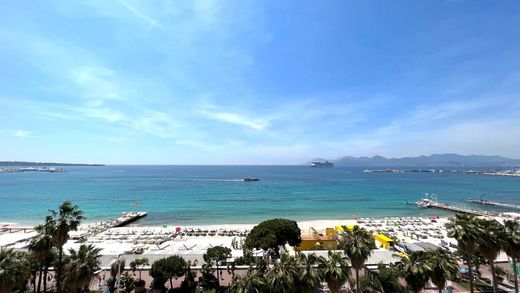 Apartment / Etagenwohnung in Cannes, Alpes-Maritimes