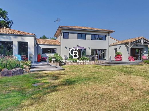 Villa for sale in Nesmy