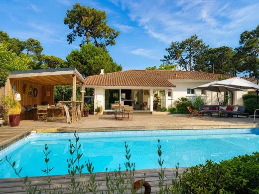 Luxury home in Pyla sur Mer, Gironde