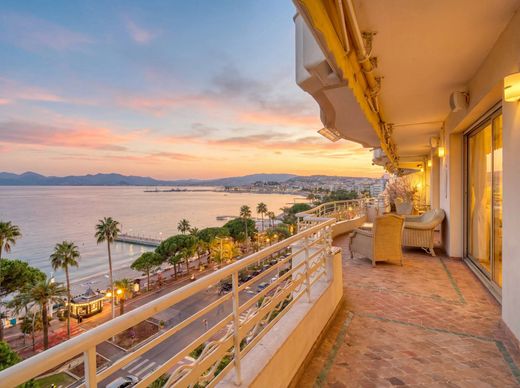 Apartment / Etagenwohnung in Cannes, Alpes-Maritimes