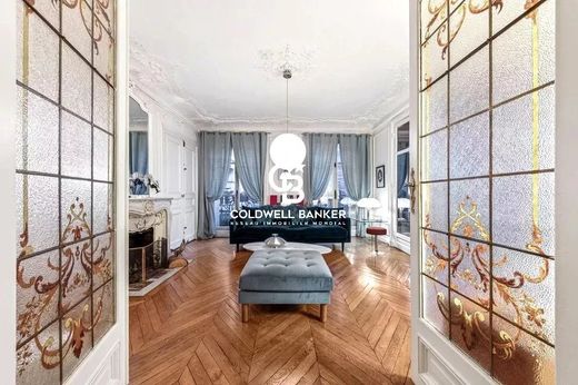 Apartment in Montmartre, Abbesses, Grandes-Carrières, Paris
