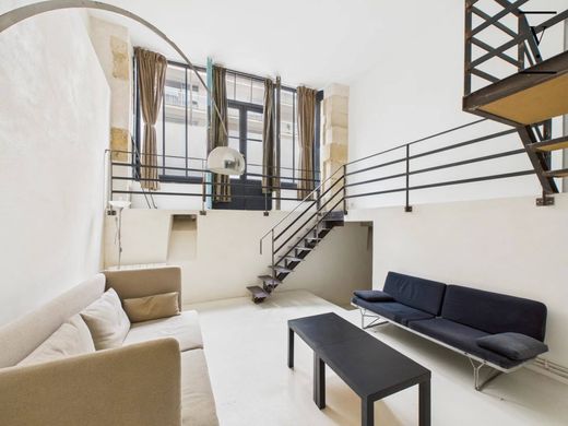 아파트 / Belleville, Père-Lachaise, Ménilmontant, Paris