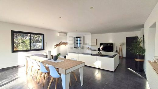 Villa in Saint-Maximin, Gard