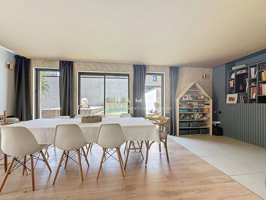 Charly, Rhôneの高級住宅