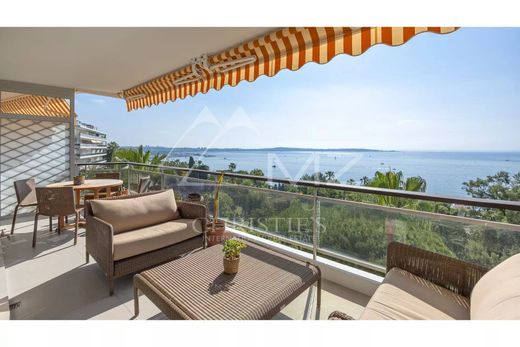 Apartment / Etagenwohnung in Cannes, Alpes-Maritimes