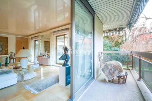 Apartment in Neuilly-sur-Seine, Hauts-de-Seine