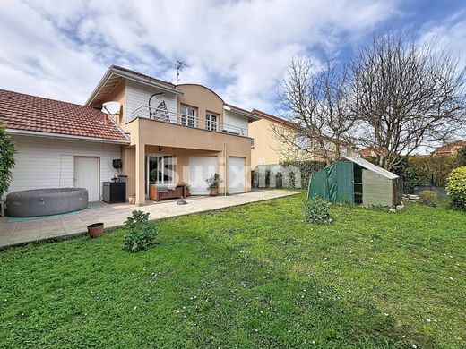 Luxury home in Saint-Genis-Pouilly, Ain