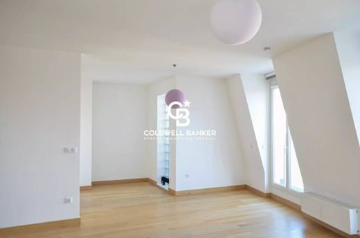 Apartment / Etagenwohnung in Puteaux, Hauts-de-Seine