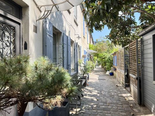 Apartment in Puteaux, Hauts-de-Seine