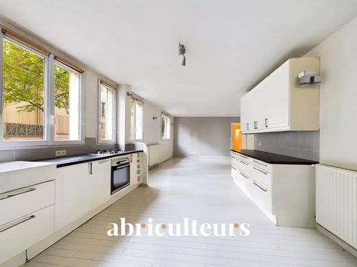 Apartment / Etagenwohnung in Garches, Hauts-de-Seine
