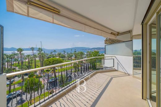 Apartment / Etagenwohnung in Cannes, Alpes-Maritimes
