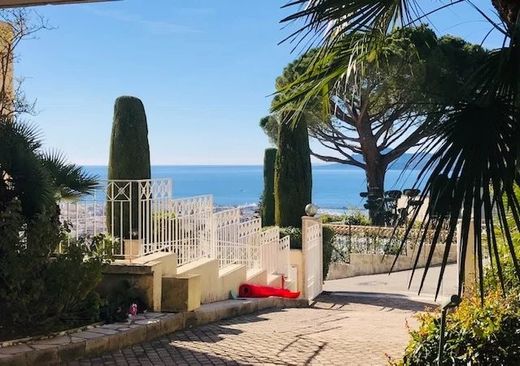 Apartment / Etagenwohnung in Cannes, Alpes-Maritimes