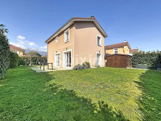 Luxus-Haus in Saint-Genis-Pouilly, Ain