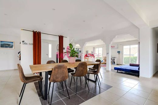 Villa in Sainte-Eulalie, Gironde