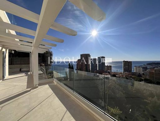 Roquebrune-Cap-Martin, Alpes-Maritimesのアパートメント