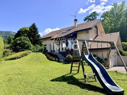 Casa di lusso a Saint-Jorioz, Alta Savoia