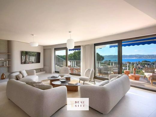 Apartment / Etagenwohnung in Antibes, Alpes-Maritimes