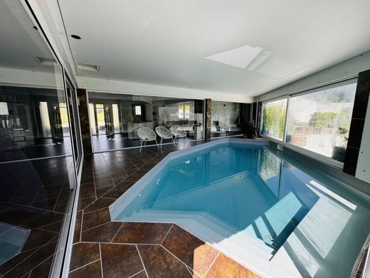 Luxury home in Mondragon, Vaucluse