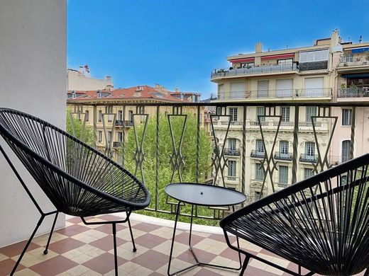 Apartment / Etagenwohnung in Nizza, Alpes-Maritimes
