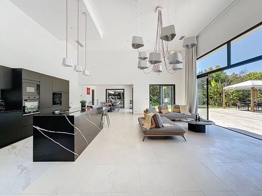 Villa in Roquefort-les-Pins, Alpes-Maritimes