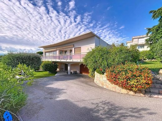 Luxe woning in Saint-Laurent-du-Var, Alpes-Maritimes