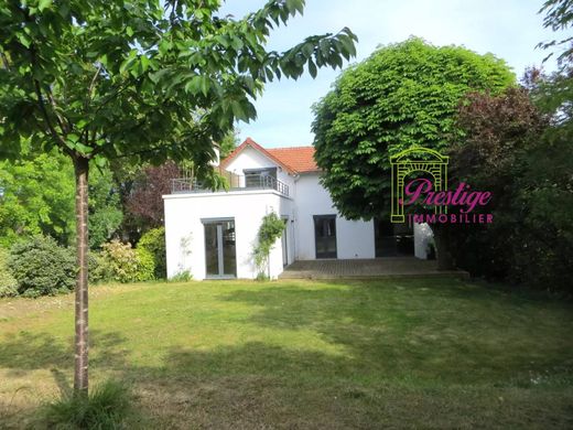 Luxus-Haus in Le Mesnil-le-Roi, Yvelines