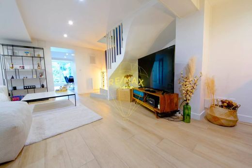 Apartment / Etagenwohnung in Puteaux, Hauts-de-Seine