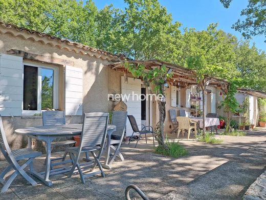 Lüks ev Fayence, Var