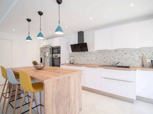 Apartment / Etagenwohnung in Colombes, Hauts-de-Seine