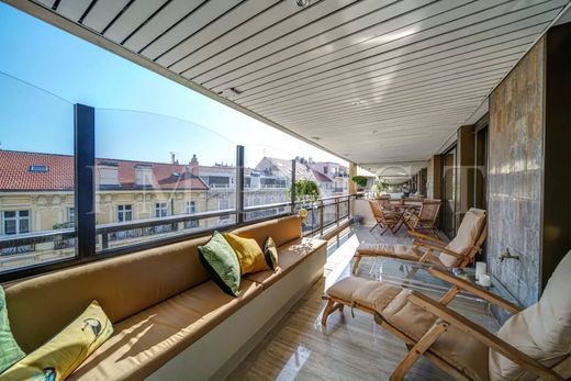 Apartment / Etagenwohnung in Cannes, Alpes-Maritimes