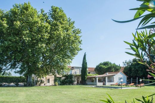 Arles, Bouches-du-Rhôneのカントリー風またはファームハウス